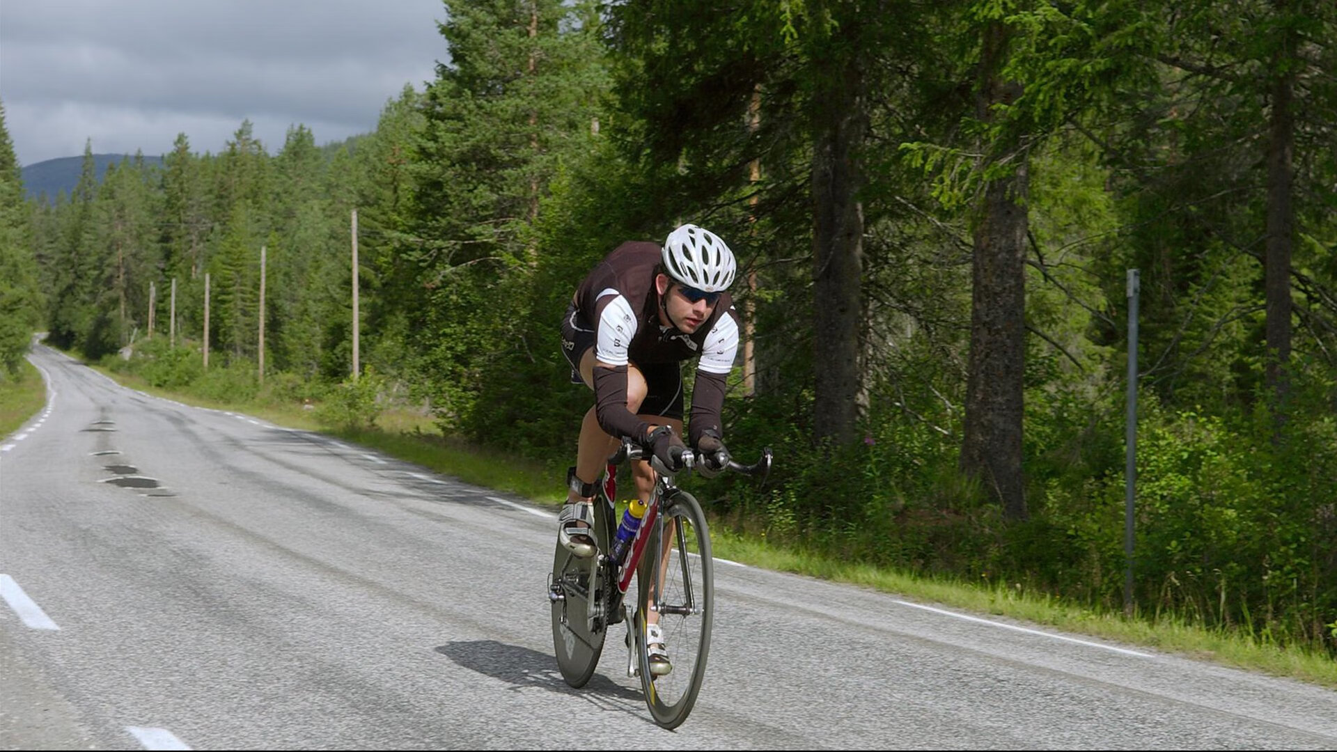 _比赛中的瞬间:令人心跳加速的精彩得分_,描写比赛激动人心的场面